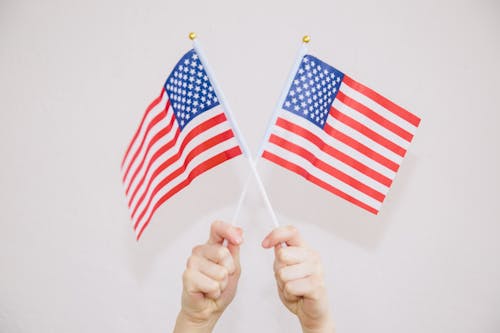 Ingyenes stockfotó Amerikai zászlók, fehér háttér, hazaszeretet témában