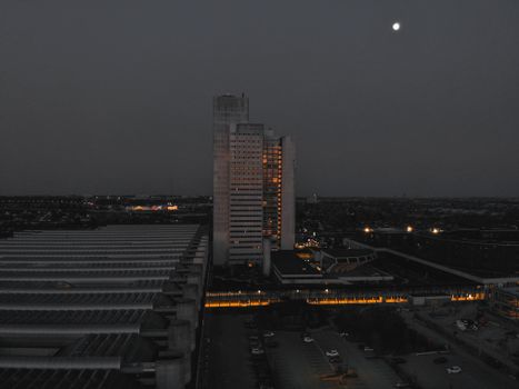 赫列夫医院的夜间航拍照片令人惊叹，窗户明亮，城市景观尽收眼底
