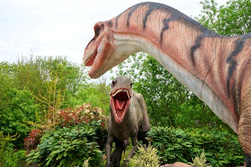Ücretsiz İki Dinozor Heykeli Stok Fotoğraflar