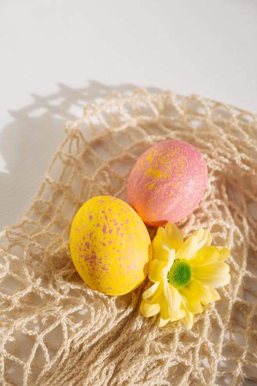 Безкоштовне стокове фото на тему «Великдень, великодні яйця, жовта квітка»