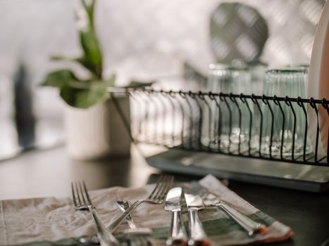 Penyimpanan alat makan terorganisir di dapur hotel