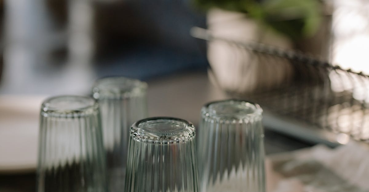 How to wrap glass dishes for moving