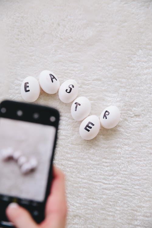 Ilmainen kuvapankkikuva aiheesta hyvää pääsiäistä, kirjaimet, pääsiäinen,  puhelimen valokuvaus, sana, valikoiva tarkennus, valkoiset munat
