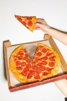 新鲜出炉的盒装意大利辣香肠披萨，非常适合享用