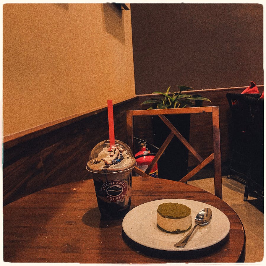 机场停机坪上的飞机与维修团队协同作业