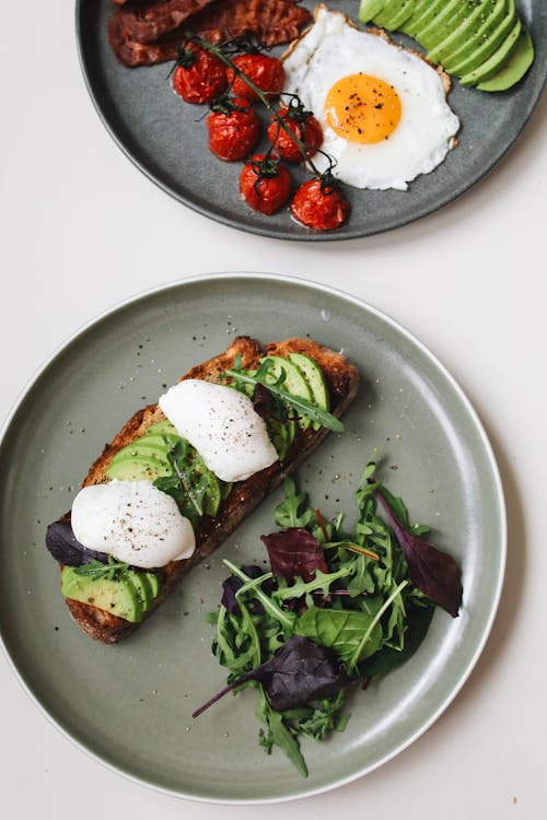 Kostenloses Stock Foto zu aufsicht, avocado toast, eier