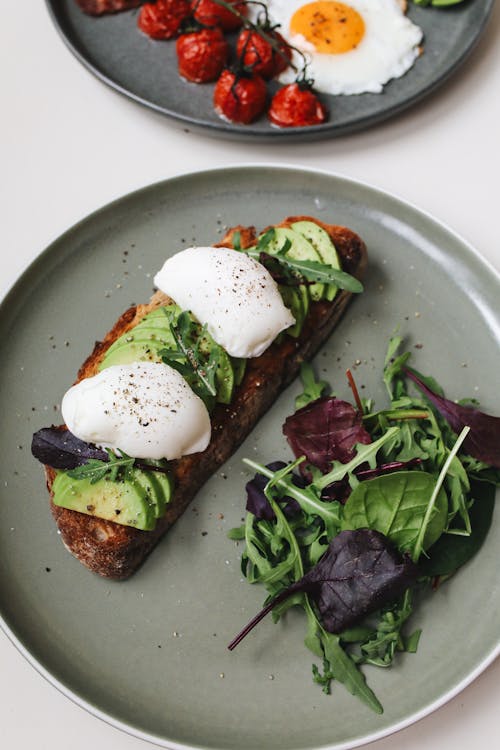 Kostenloses Stock Foto zu aufsicht, avocado toast, brot