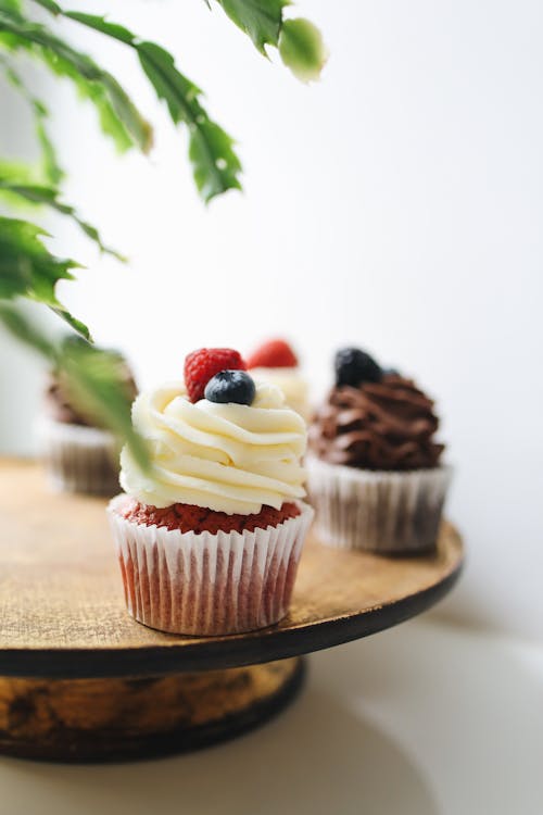 cupcake, i̇yi pişmiş, pasta kreması içeren Ücretsiz stok fotoğraf