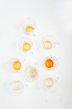 俯视拍摄的空咖啡杯，白色表面有污渍