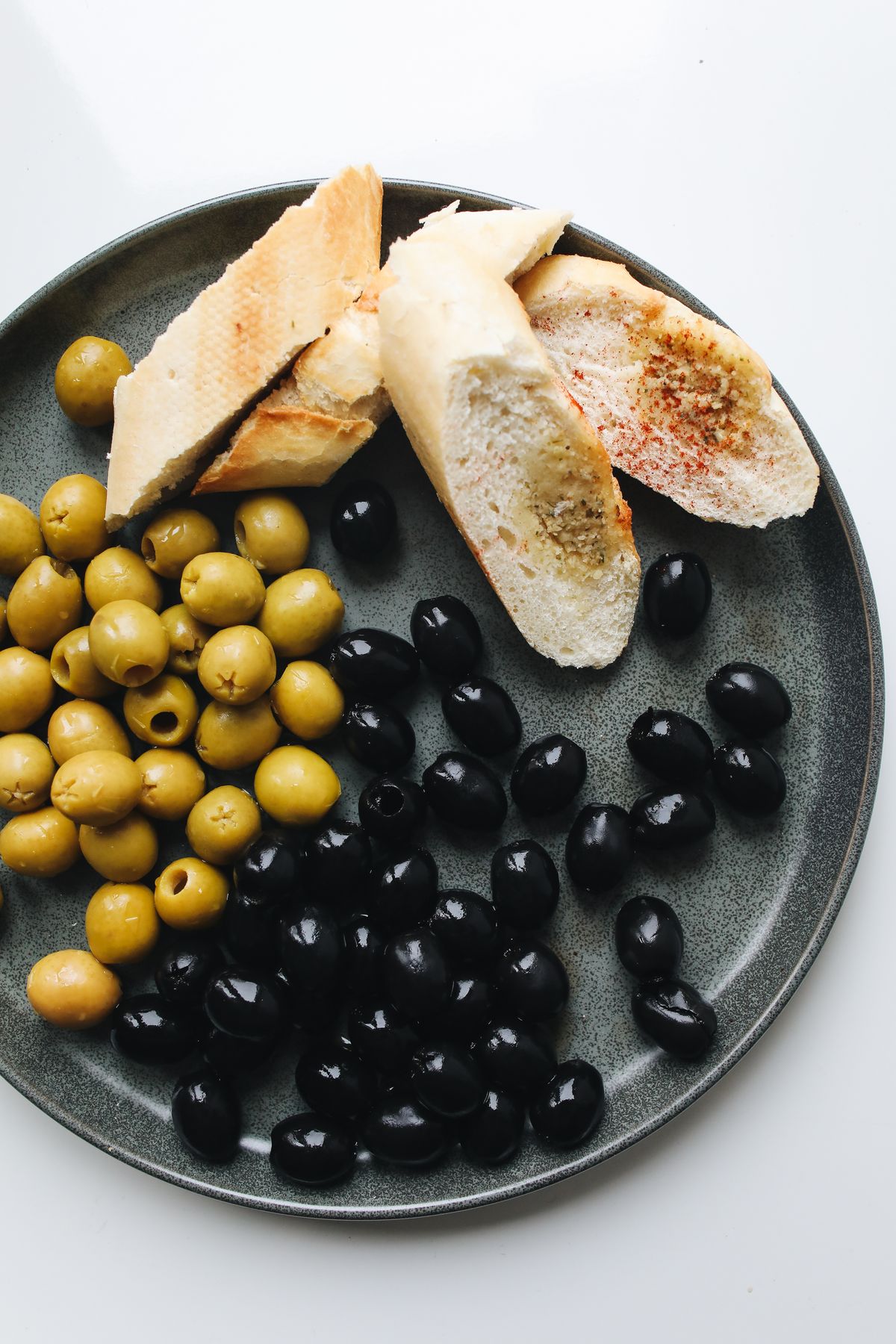 Assortiment de fromages artisanaux sur une table claire