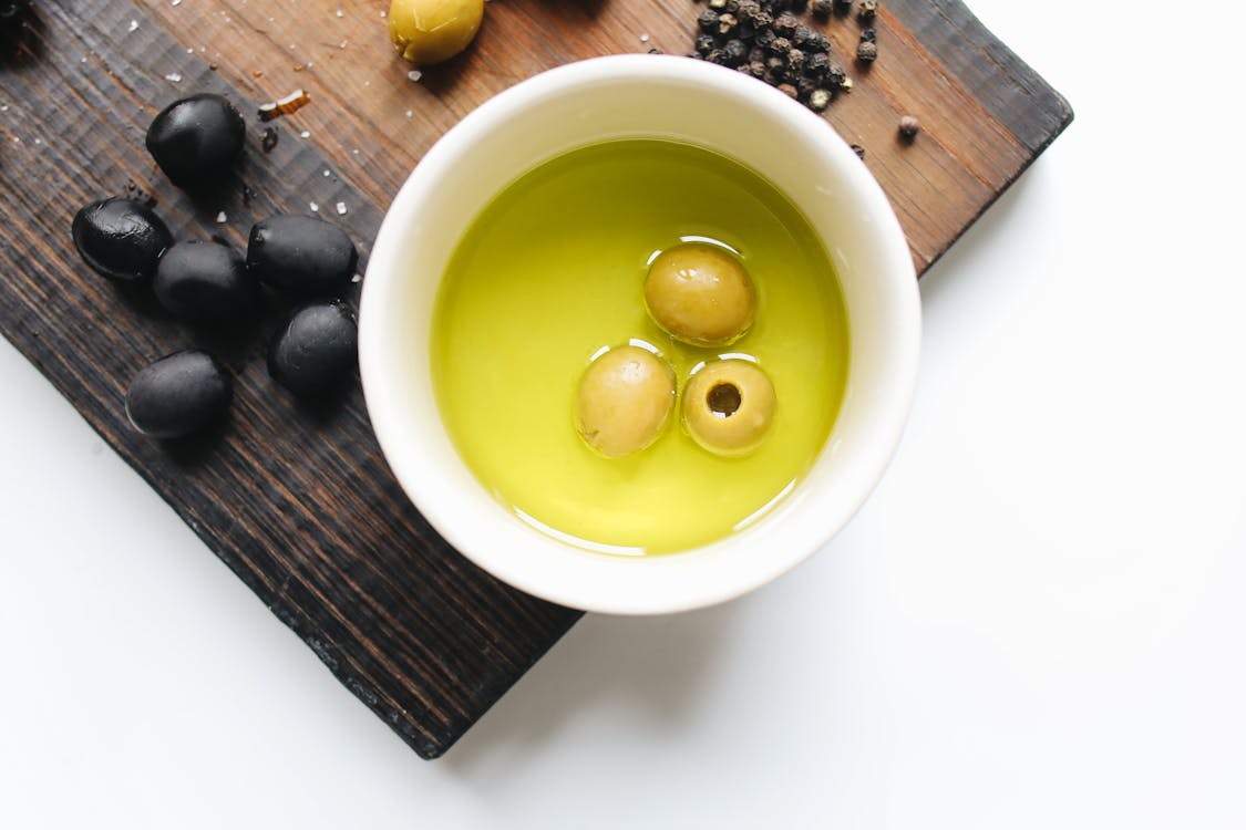 Foto profissional grátis de azeite, azeite de oliva, azeitonas