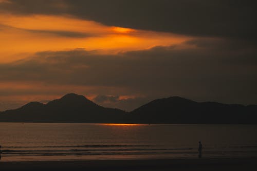 Бесплатное стоковое фото с берег моря, берег океана, живописное небо
