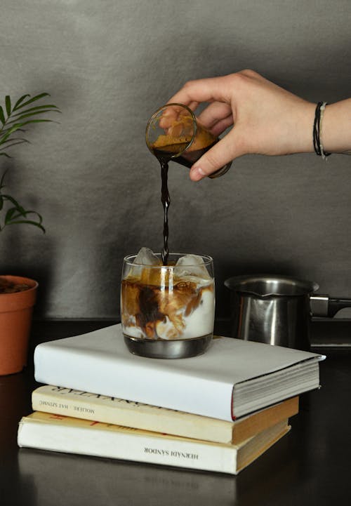 Foto Di Persona Che Versa Il Caffè