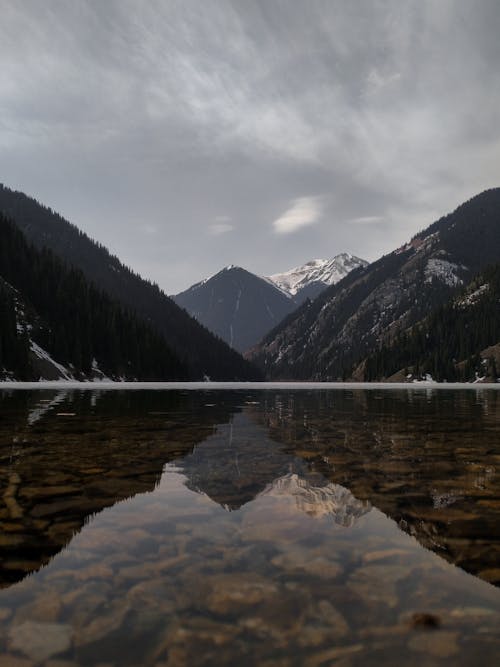 Photos gratuites de calme, chaîne de montagnes, eaux calmes