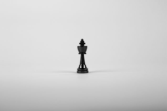 A single black chess king on a pale ground — photo by Sebastian Voortman on Pexels