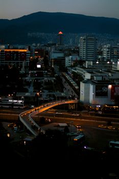 伊兹密尔的夜间城市景观充满活力，街道和建筑物灯火通明
