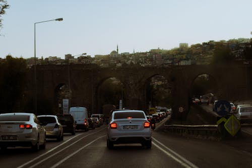 ağır trafik, arabalar, Kent içeren Ücretsiz stok fotoğraf