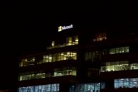 现代办公楼夜景明亮，展现了城市建筑的魅力