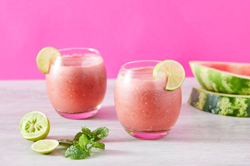 Verre à Boire Transparent Avec Liquide Rose Et Citron Tranché