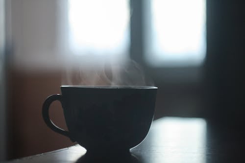 бесплатная Черная керамическая чашка с дымом наверху Стоковое фото