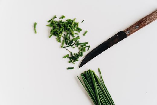 Chopped chives and a knife — photo by alleksana on Pexels