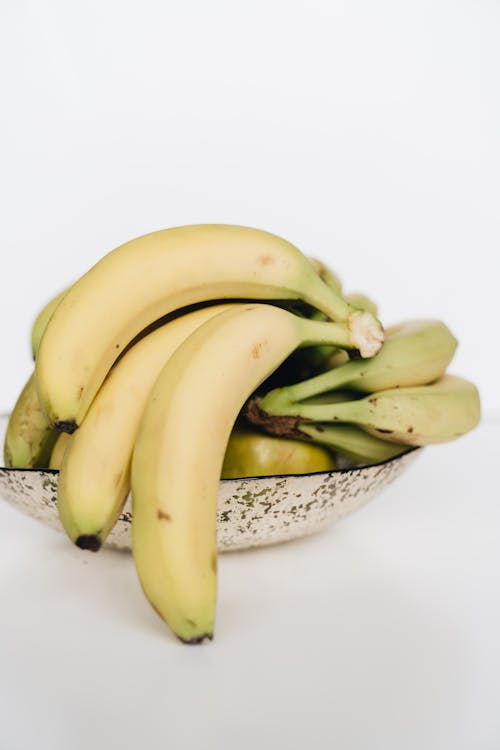 免費 黃色香蕉果實上白色和藍色的陶瓷碗 圖庫相片