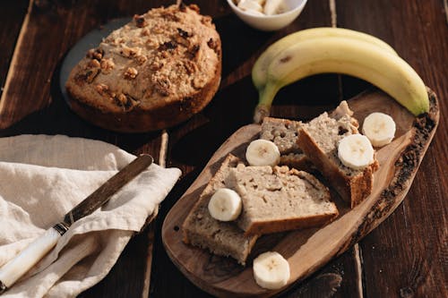 Irisan Roti Pada Papan Pemotong Kayu Coklat