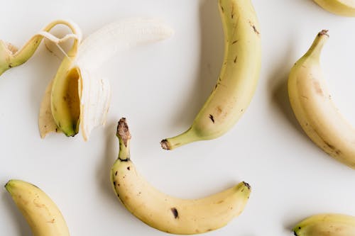 Ilmainen kuvapankkikuva tunnisteilla banaanit, hedelmät, litteä makasi