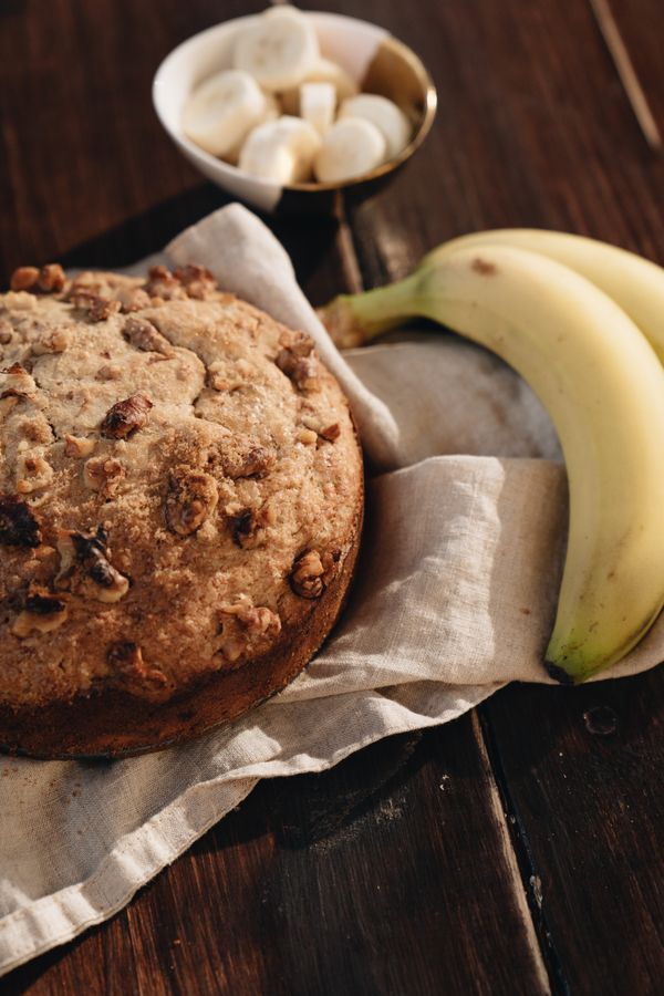 Loaf of banana walnut bread with fresh bananas — photo by alleksana on Pexels