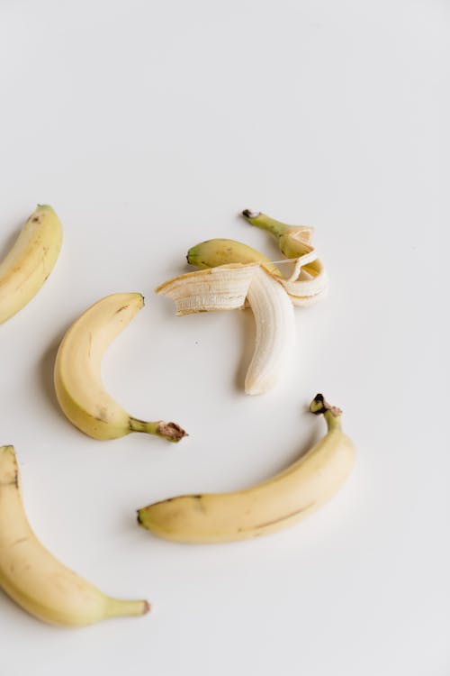 Bananes Mûres Sur Surface Blanche