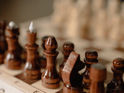 免費 棕色木製國際象棋棋子棕色木製國際象棋棋子 圖庫相片