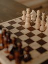 棋盘特写与战略布局相结合，营造出舒适的家庭氛围