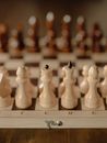 特写视图聚焦于经典木板上的棋子，突出战略与挑战