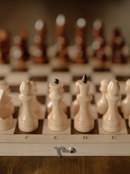 特写视图聚焦于经典木板上的棋子，突出战略与挑战