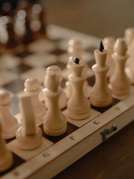 棋盘特写镜头聚焦于棋子和策略
