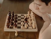 一位专注的年轻人计划在舒适的家庭环境中下棋，以锻炼策略与专注力