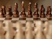 准备对弈的棋盘上，木制棋子的特写