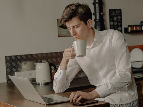 Mulher Em Camisa Branca De Manga Comprida Segurando Uma Caneca De Cerâmica Branca