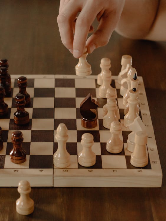 Homem jogando xadrez sozinho em casa