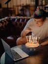 一个男人几乎只用蛋糕和笔记本电脑庆祝生日，在家中享受舒适氛围