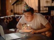 一名男子在家通过在线视频通话庆祝生日，还准备了蛋糕