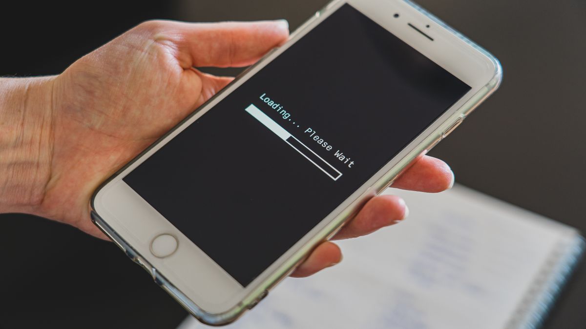 片手でスマートフォンを持ち、画面を見ている手元
