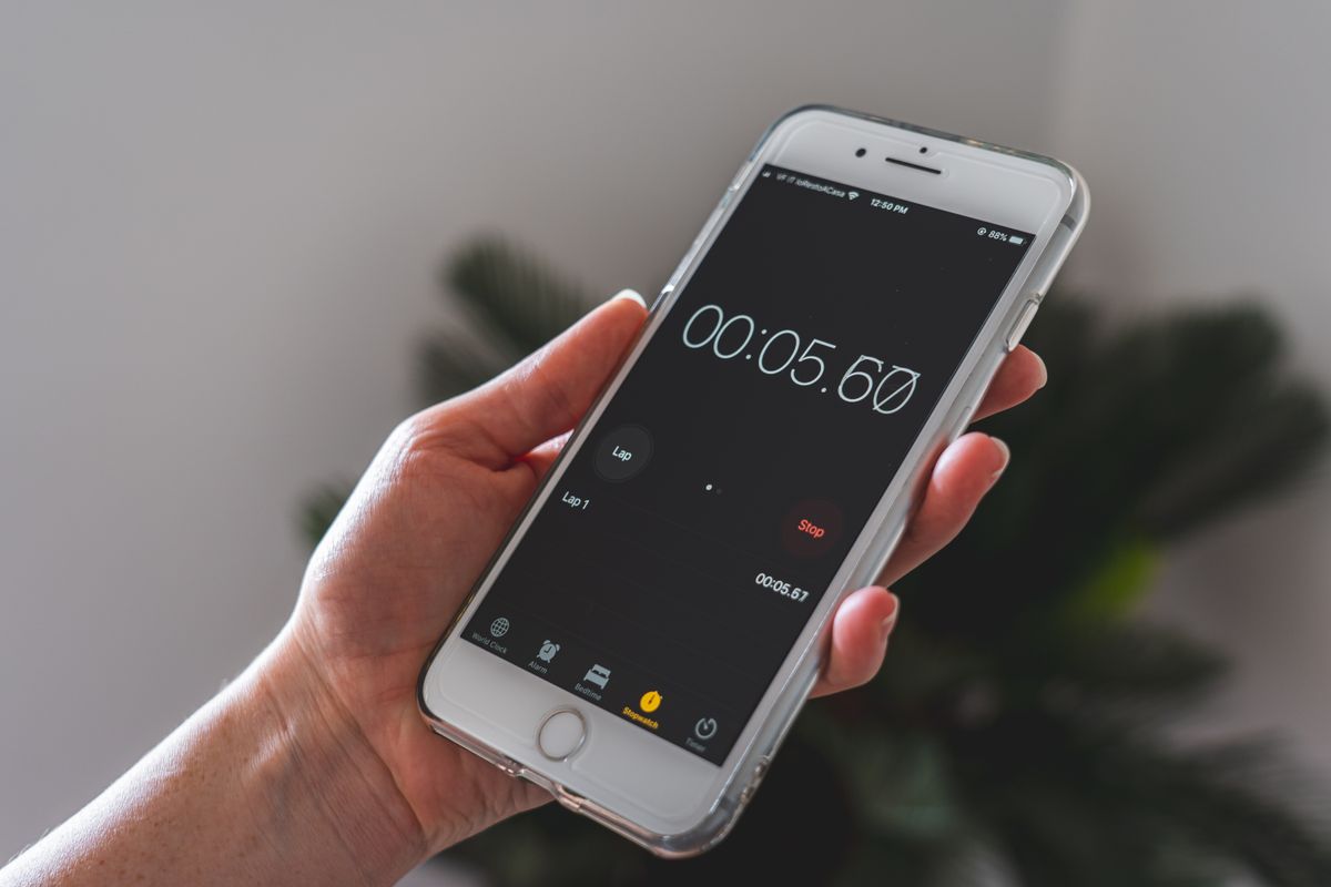 Akıllı telefon ekranında süre takibi gösteren dijital zamanlayıcı uygulaması