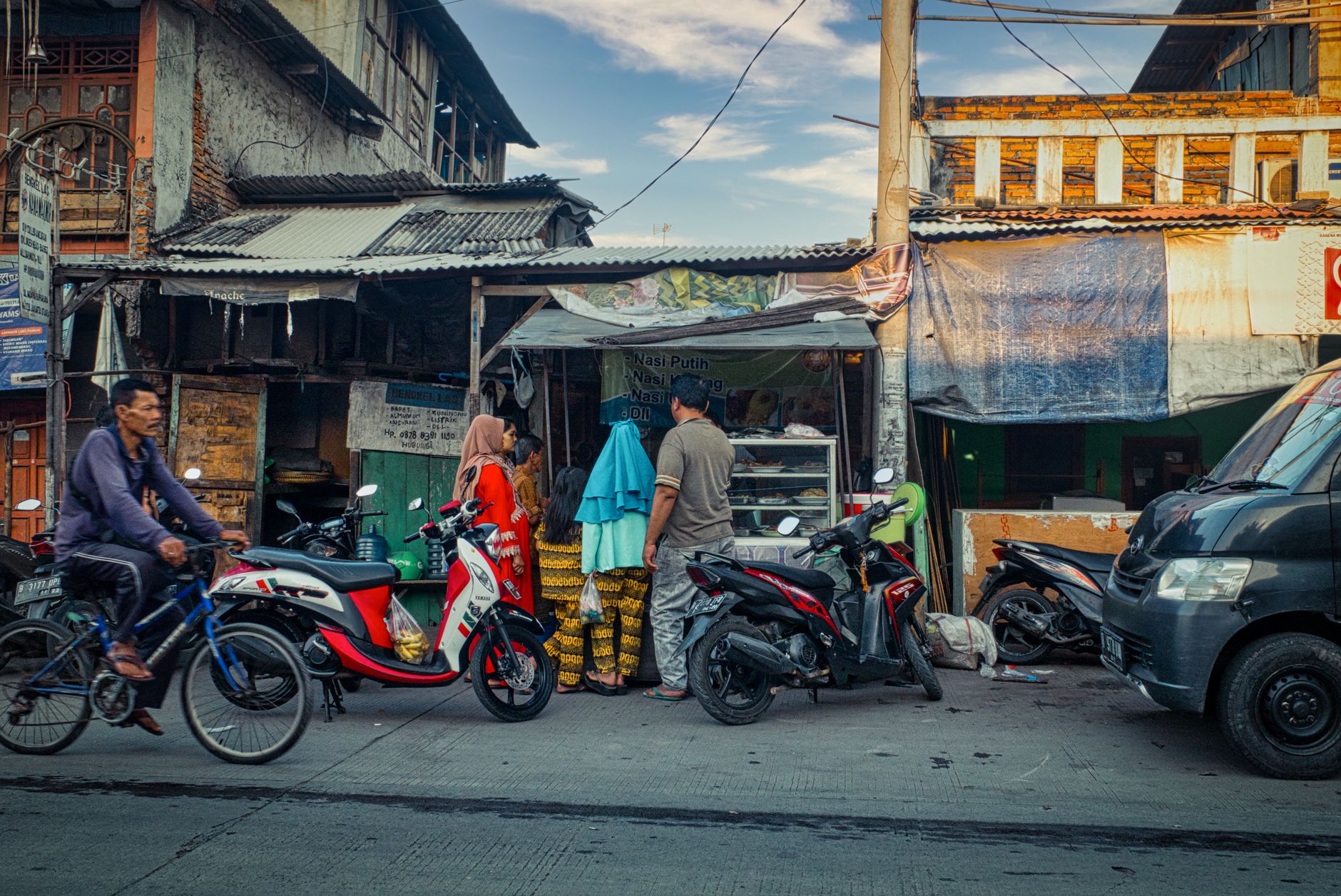 How to Use a 50‑50mm Zoom Lens to Capture Authentic Street Moments