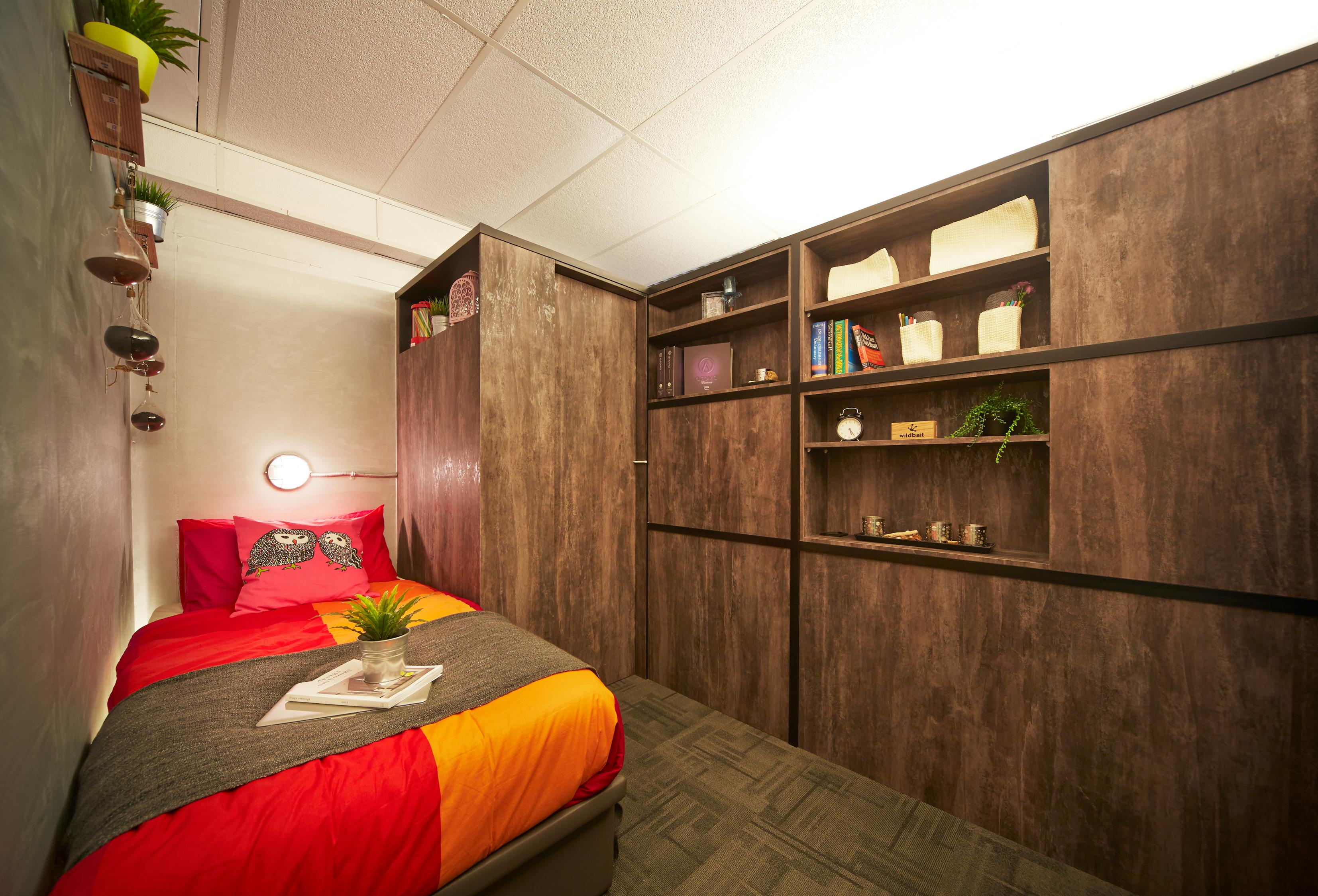 Small room with bed and cupboard · Free Stock Photo