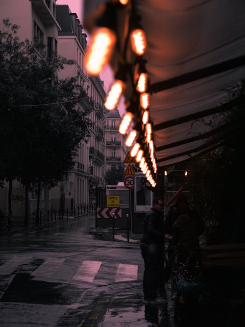 Безкоштовне стокове фото на тему «Будівля, вологий тротуар, дощ»