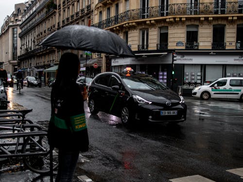 Základová fotografie zdarma na téma auto, budova, černý deštník