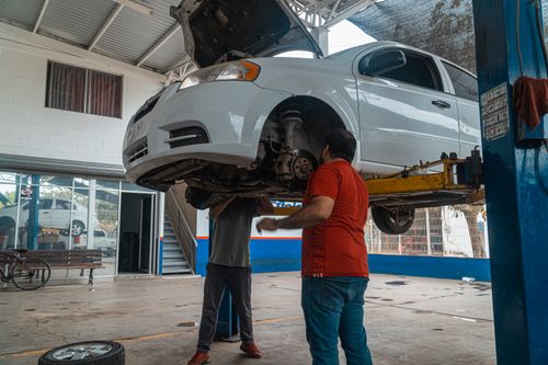 Mecánico revisando motor
