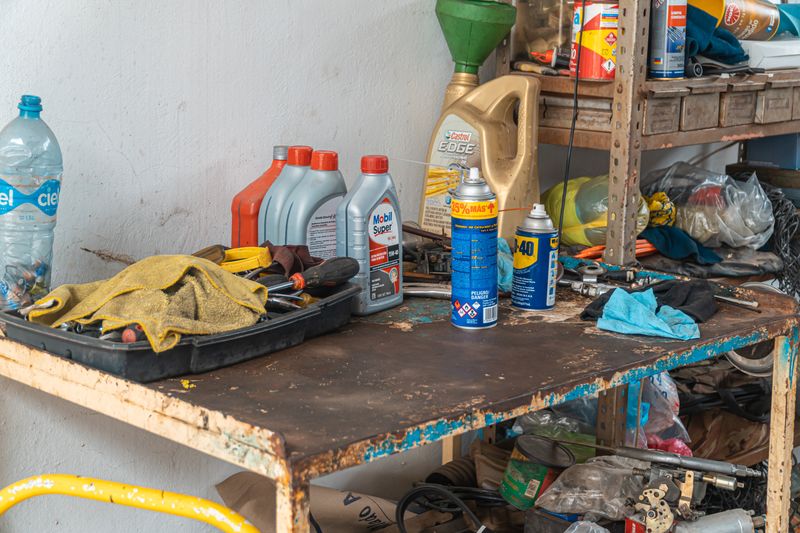 Herramientas y materiales de ferretería profesional