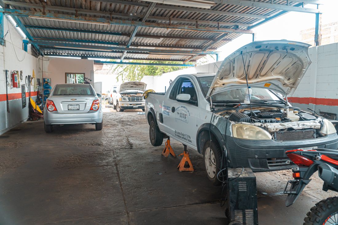 Oficina automotiva com carros em manutenção